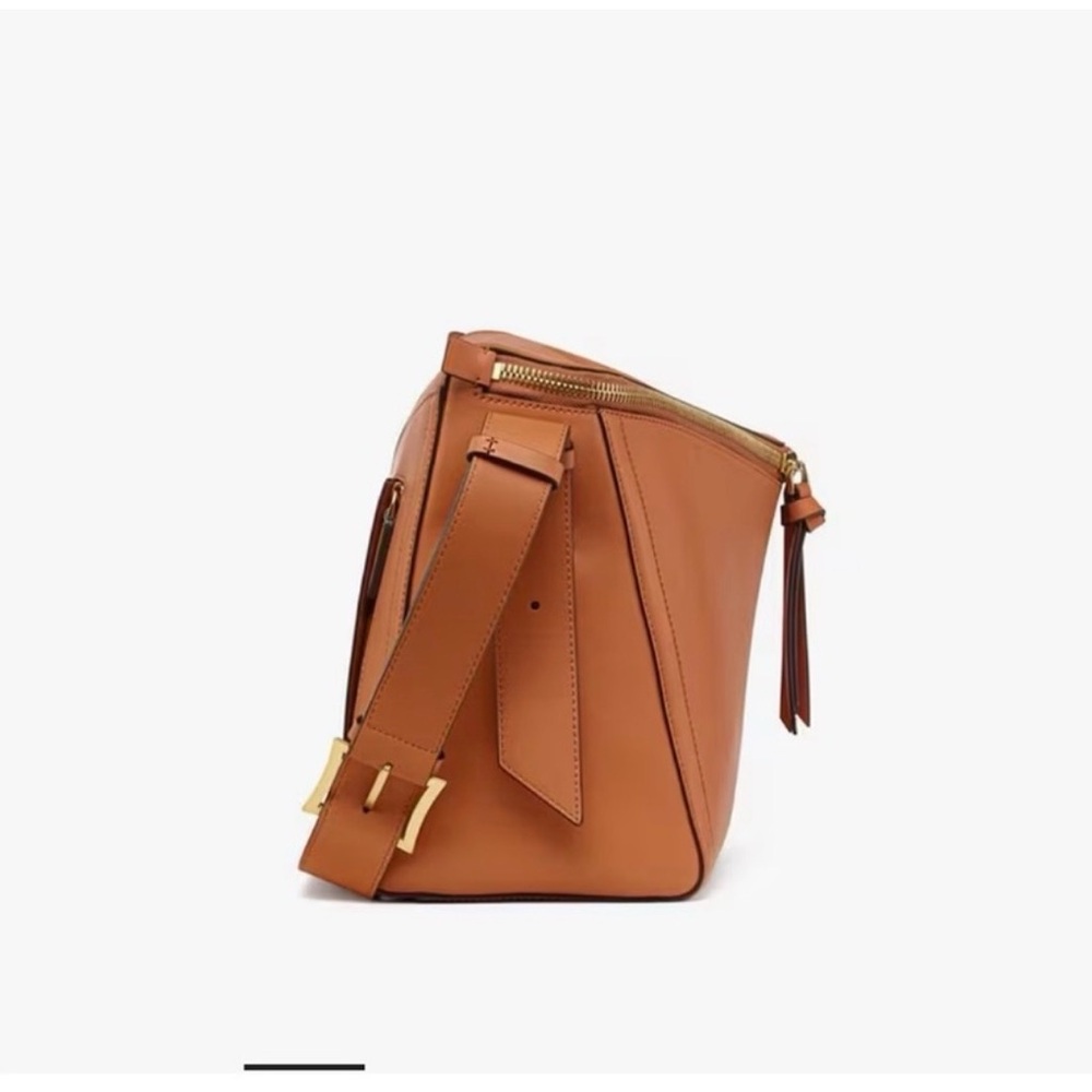 MCM NWT 3D Diamant Leather messenger BAG
Comes with dust bag and mcm cards - Picture 7 of 12